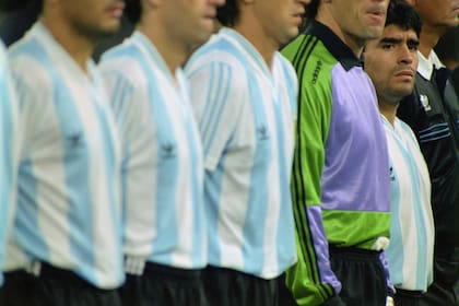 Junio de 1990: Así la cuenta Prowse: "Formación antes de la victoria de Argentina ante la URSS (2-0) en el Mundial de 1990, el tercero de Maradona y el segundo como capitán, aunque su actuación se vio afectada por una lesión en su tobillo".
