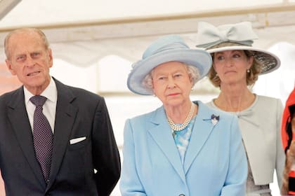 Junio de 2007. El matrimonio real junto a lady Penny en las afueras de Romsey Abbey.