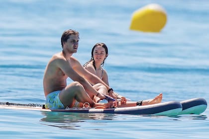 Junio de 2020. La joven pareja comparte una salida de paddle surf en Saint-Tropez. Él se comporta como un Grimaldi más en los veraneos de la familia a bordo del Pacha III.