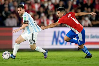 Junior Alonso frena con falta a Lionel Messi, que tuvo una discreta tarea (AP Photo/ Jorge Saenz)
