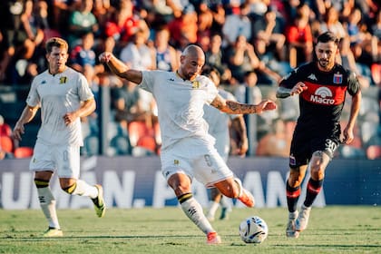 Junior Arias, de Aldosivi, intenta una definición ante la marca de Jalis Elías, de Tigre; el remate se irá desviado