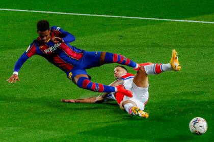 Junior Firpo, del Barcelona, lucha por la pelota con Edgar Méndez, del Alavés. El defensor ahora jugará en Leeds.