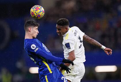 Júnior Firpo disputa la pelota con Kai Havertz en el último partido entre Chelsea y Leeds United