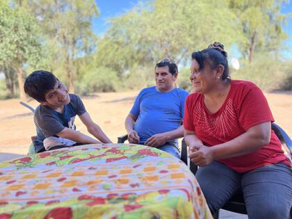 Junior junto a su mamá y papá