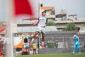 Sarmiento marcó un golazo de área a área y aguantó: ganó de visitante después de seis meses