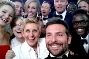 La exitosa carrera que construyó el “hombre misterioso” de la famosa foto de los Oscar