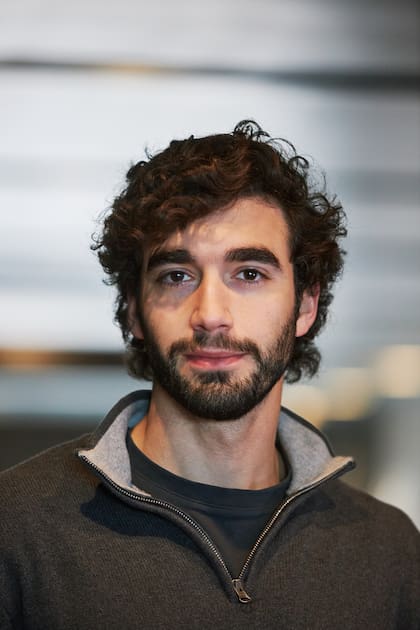 Junior Pisanu: "Me parece que sirve escarbar en la oscuridad para ver un poco de luz y reflexionar lo que se está viviendo"