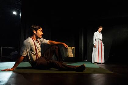 Junior Pisanú y María Marchi, en una escena de la obra que dirige Leandra Rodríguez