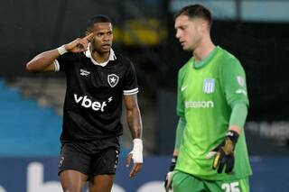 Racing expuso sus errores defensivos, cayó ante Botafogo en un Cilindro vacío y quedó 3º en la Sudamericana