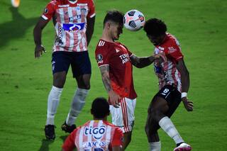 Agónico. River empató con Junior en medio de graves protestas en Barranquilla