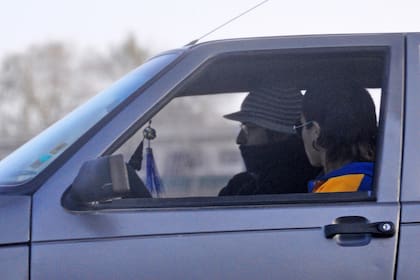 Juniors, en 2011, llegando a la clínica donde estaba internado. Al volante, su hermano Ayrton, llamado así por Senna, piloto brasileño. Foto de archivo.