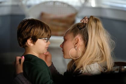 Juno Temple junto al pequeño Ryder Allen, en una escena de la película Palmer
