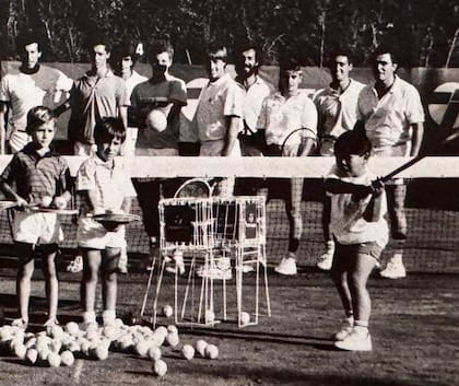 Junqueira, a los 6 años en Tandil (el chico del medio): detrás, de derecha a izquierda, Raúl Pérez Roldán; también sus hijos, Mariana y Guillermo, y Franco Davin (en el centro, de remera blanca)