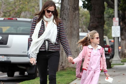 Juntas a todos lados. A Jennifer Garner es usual verla en paseos junto a sus hijos. En la foto, la actriz con Violet Affleck