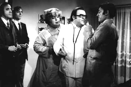 Junto a Adolfo García Grau, Jorge Porcel, Javier Portales y Alberto Olmedo en Los doctores las prefieren desnudas