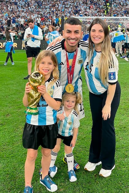 Junto a Ángel Correa y sus hijas Lola y Luz. ¡Y la medalla y la copa!
