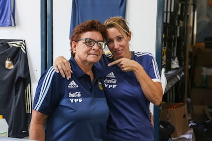 Junto a Angélica Romero, utilera de la selección femenina.