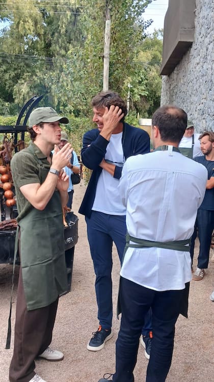 Junto a Axel Slettemark, de Estancia Vigil; de espaldas el chef Diego Irato