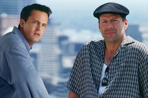 Con Bruce Willis, Salma Hayek o Zack Efron: la trayectoria de Matthew Perry más allá de Friends
