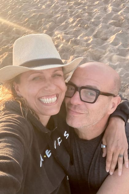 Junto a Campi, con quien va a cumplir 20 años de
pareja en 2025. “Un viaje los dos solos, quizás”, cuenta
Denise sobre el festejo de aniversario.