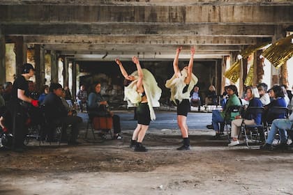 junto a Catalina y otras amigas, crearon `PULSO´, una performance de movimiento en espacios abiertos.