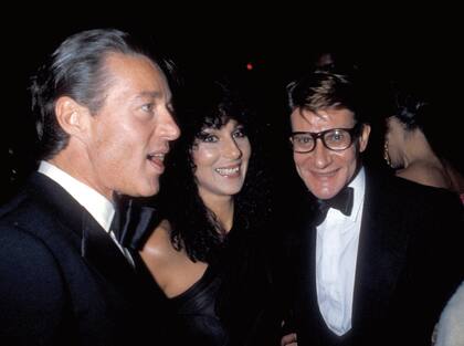 Junto a Cher y a Yves Saint Laurent en la fiesta de lanzamiento del perfume Opium de Yves Saint Laurent, a bordo del velero Peking, en septiembre de 1977.