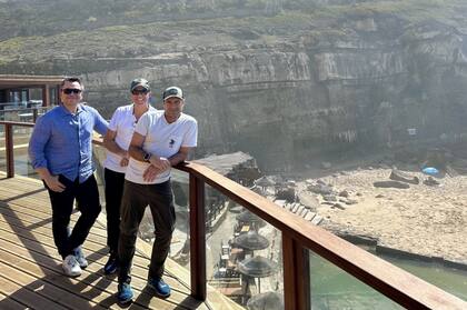 Junto a colegas y amigos.