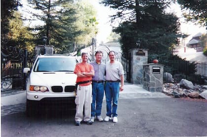 Fernando (izquierda), junto a compañeros de trabajo en Beverly Hills.