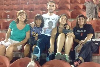 Junto a Daniela, su amiga "de fierro", y otras amistades en una de las plateas del estadio de Huracán.
