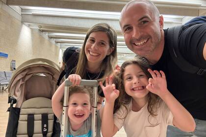 Junto a Daniela (también argentina) y sus dos hijas.