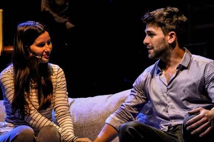 Junto a, Delfina Beltramone, en 2019 Gastón protagonizó la versión argentina del musical Los últimos cinco años en el Teatro Maipo (Foto: Instagram @gasvietto6)