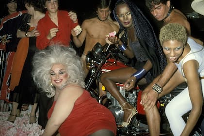 Junto a Divine y un grupo de amigos, festejando su cumpleaños en la disco Xenon, de Nueva York