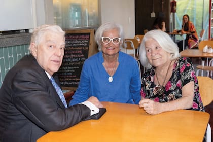 Junto a dos compañeros de Telenoche, el periodista Santo Biasatti y la histórica productora de los noticieros de TN y El Trece, Chiqui Mourelle. Nelson Castro y Julio Bazán, que trabajaron con ella, también asistieron al homenaje.