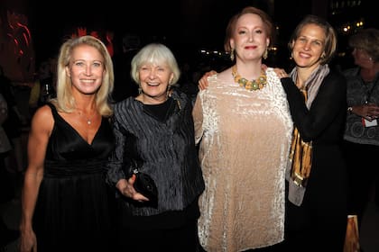 Junto a dos de sus tres hijas, Claire y Melisa (ambas de negro) y Susan (fruto del primer matrimonio de Paul), en 2009