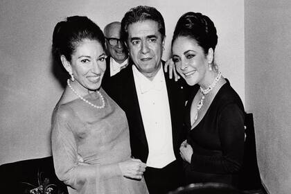Junto a Elizabeth Taylor y el tenor Giuseppe Distefano, quien integró con Callas una de las parejas más destacadas de la ópera.