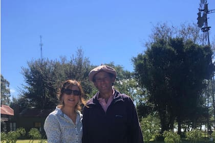Junto a Encarnación, su mujer, en el casco de La Posta