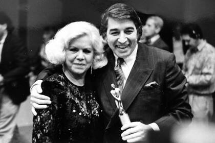 Junto a Estela Raval y con su Martín Fierro, el 13 de mayo 1991.