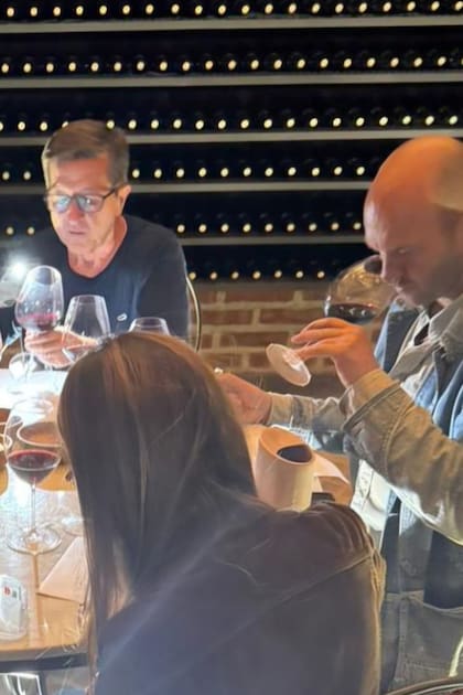 Junto a Felipe Menéndez, probando vinos en la bodega Ribera del Cuarzo