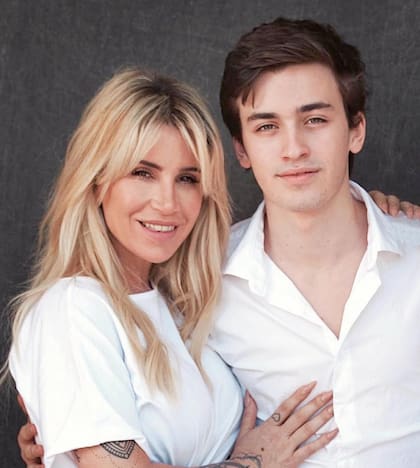 Junto a Florencia. “Yo sé cómo es mi mamá y la clase de familia que somos. Nada me importa menos que lo que digan quienes no nos conocen”, asegura Toto.