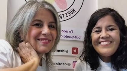 Junto a Gabriela, su gran amiga, con quien comparte un proyecto relacionado con la búsqueda de identidad de personas apropiadas.