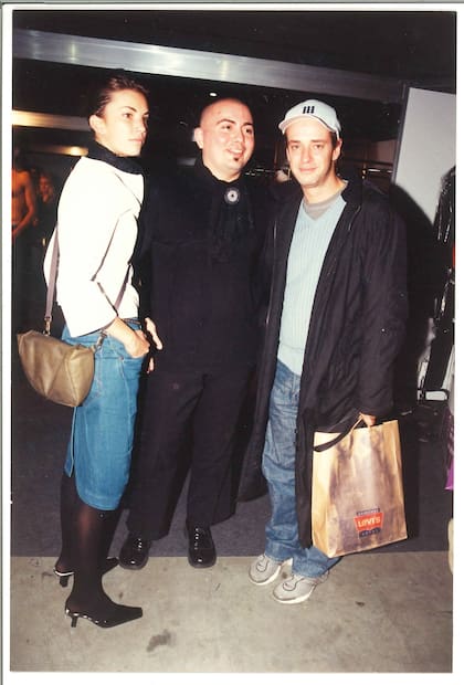 Junto a Gustavo Cerati y su novia de entonces, Deborah de Corral. "Gustavo me contó de un proyecto secreto: 'voy a estar con esta sinfónica, pero yo tengo la vocecita de un cantante pop y me tengo que vestir para eso', ahí pensé en un abrigo que lo protegiera"