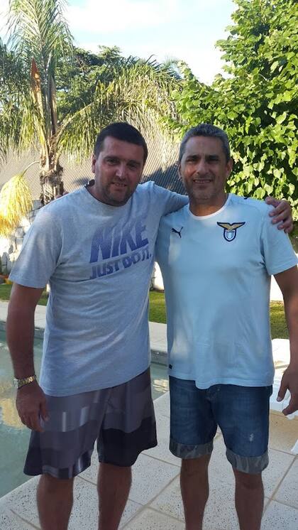 Junto a Hernán Díaz, uno de los amigos que le dio el fútbol, y con el que se sigue viendo.