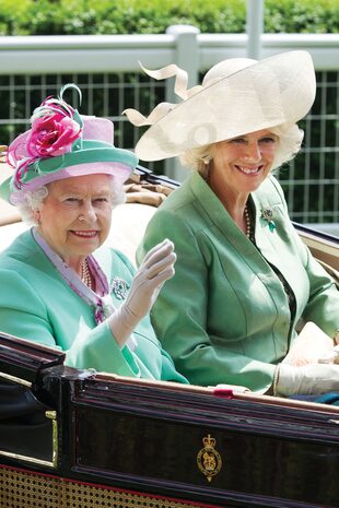 Junto a Isabel II en una carroza con la que asistieron al segundo día de Royal Ascot, las tradicionales carreras de caballos de Inglaterra, en junio de 2013.
