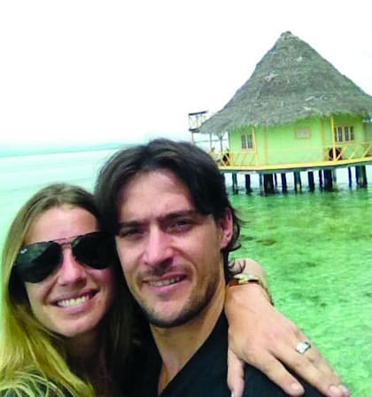 Junto a Jorge Otamendi, frente a la cabaña donde se hospedaron