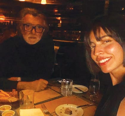 Junto a Karen Ramírez, su novia. Ella es odontóloga y tiene 24 años, pero hace dos meses Pancho quiso cortar la relación porque le pesa la presión social por la diferencia de edad entre los dos. "Karen me dijo llorando: 'A vos te molesta mucho lo que opina la gente'. Y la verdad que sí me importa", asegura él.