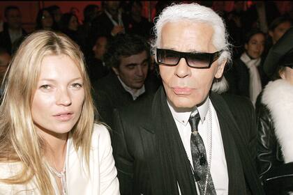 Junto a Karl Lagerfeld en un desfile de Dior Homme, colección otoño-invierno 2005-2006.