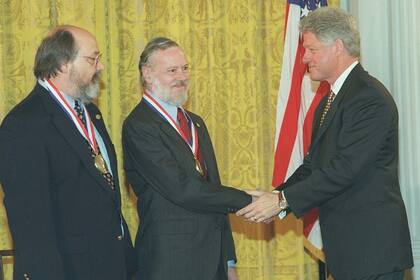 Junto a Ken Thompson, Dennis Ritchie recibe el saludo de Bill Clinton en la entrega de la Medalla Nacional de Tecnología de los Estados Unidos