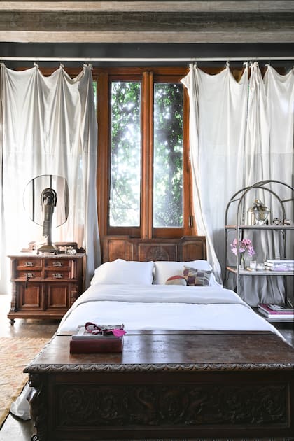 Junto a la cama de madera, una vitrina de bronce, que durante mucho tiempo fue exhibidor en el local que Pérez Sanz tuvo en Nueva York y que hoy se usa como mesa de luz.