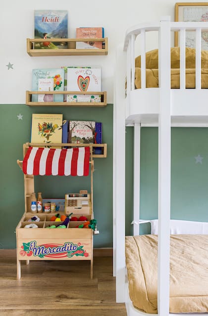 Junto a la cucheta ((Fernanda Setuain) un rincón de lectura que usan todas las noches. Estantes (Apatheia)