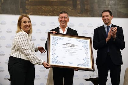 Junto a la diputada cordobesa María Cecilia Ibáñez, impulsora de esta distinción, y el secretario Parlamentario de la Cámara de Diputados Adrián Pagán